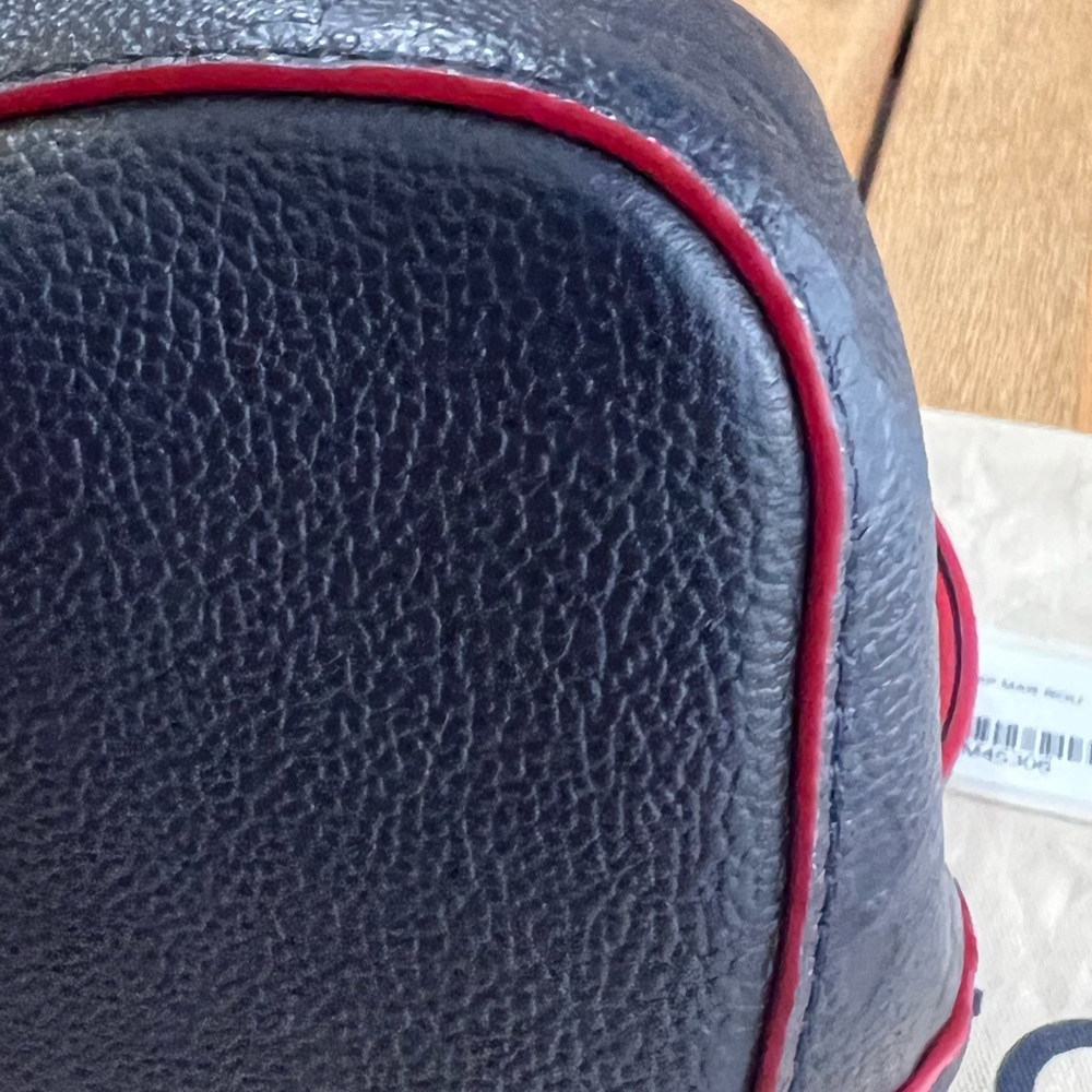 Louis Vuitton
NeoNoe Handbag Monogram Empreinte Leather MM - Picture 5 of 16